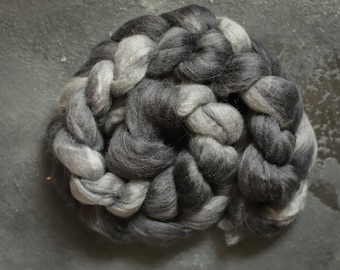 Combed wool fibers for spinning and felting / doll hair / roving wool / felting wool / for spinning and felting / gray black