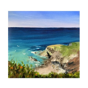 Pode incluir: Uma pintura de uma paisagem marítima com um penhasco rochoso e um oceano azul. O céu é azul claro com algumas nuvens brancas. Há algumas aves brancas voando no céu.