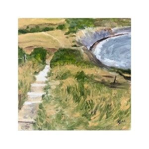Könnte beinhalten: Ein Gemälde, das einen Weg zeigt, der einen grasbewachsenen Hügel hinauf zu einem Blick auf eine Bucht mit blauem Wasser und weißen Wellen führt. Der Weg ist aus weißen Steinen und das Gras ist grün und braun.