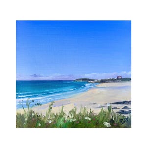 Puede incluir: Una pintura que representa una escena de playa con agua azul, arena blanca y un pequeño pueblo en la distancia. El cielo es azul brillante y hay algunas nubes en la distancia. La pintura está hecha en un estilo realista.