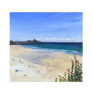 Pode incluir: Uma pintura que retrata uma cena de praia com um céu azul, nuvens brancas e um oceano turquesa. A praia é arenosa e há pessoas na água e na costa. Há flores cor-de-rosa em primeiro plano.