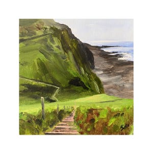 Pode incluir: Uma pintura de uma colina verde gramada com uma escada de pedra que leva a uma praia rochosa. O oceano está no fundo.
