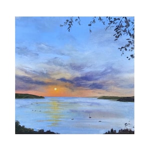 Pode incluir: Pintura a óleo de uma serena paisagem marinha ao pôr do sol. O céu transita do azul para o laranja, com um sol brilhante. A água reflete as cores, e pequenos barcos pontilham o horizonte. Ilhas verdes emolduram a cena, com galhos de árvores nos cantos.