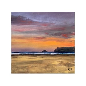 Pode incluir: Uma pintura que retrata uma cena de praia com um céu de pôr do sol. O céu é uma mistura de laranja, rosa e roxo. A praia é arenosa e há algumas pessoas caminhando por ela. Pode-se ver uma pequena ilha à distância.