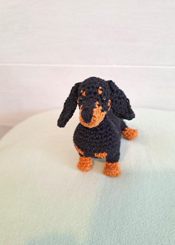 ダックスフンドの編み図：あみぐるみ犬のPDFチュートリアル（4インチ