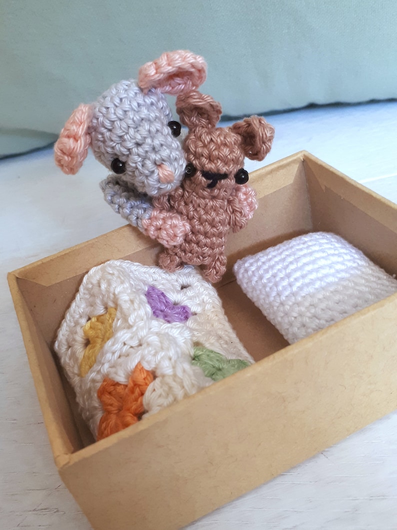 Mouse in a box travel toy crochet pattern image 6