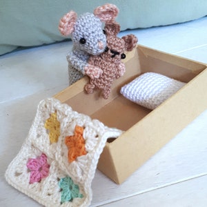 Mouse in a box travel toy crochet pattern image 5