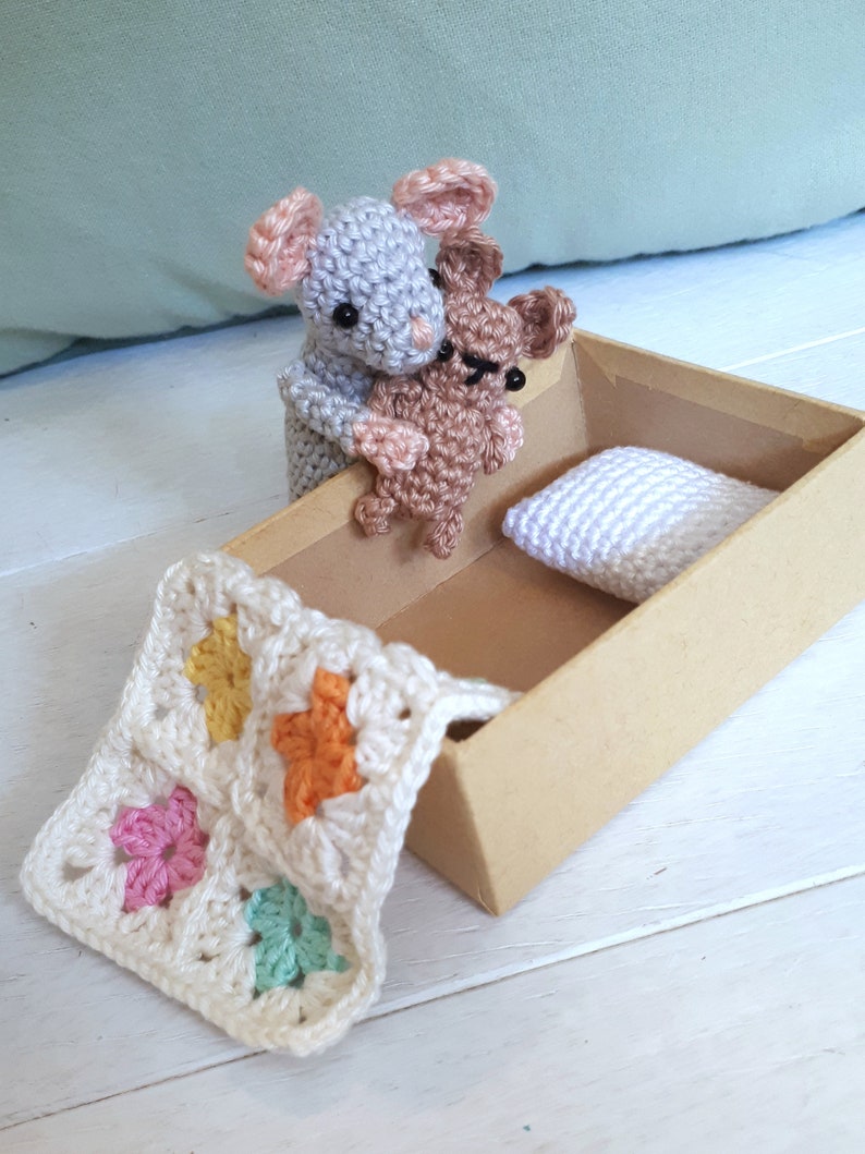 Mouse in a box travel toy crochet pattern image 5