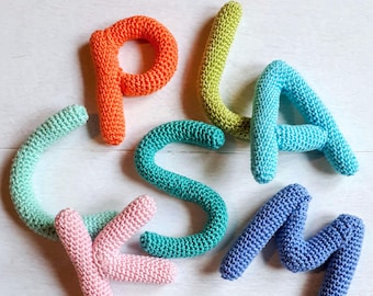 Cyfrowy samouczek DIY z alfabetem amigurumi na szydełku