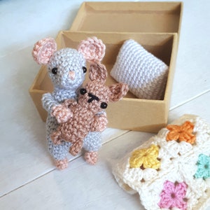 Mouse in a box travel toy crochet pattern image 4