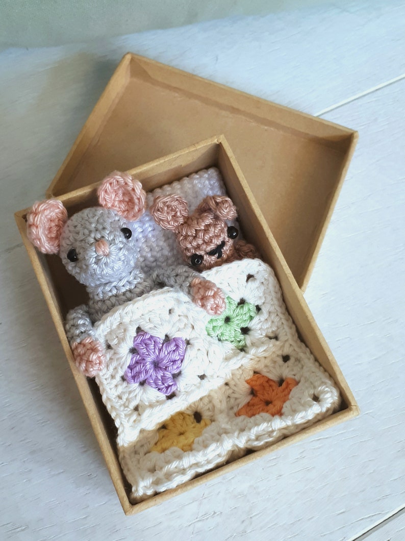 Mouse in a box travel toy crochet pattern image 2