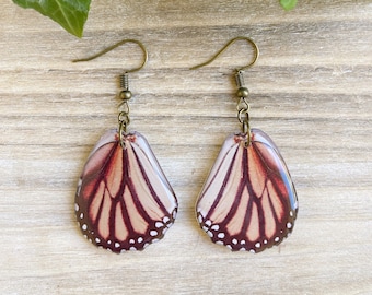 Pendientes de alas de mariposa tigre: joyería con estampado de resina