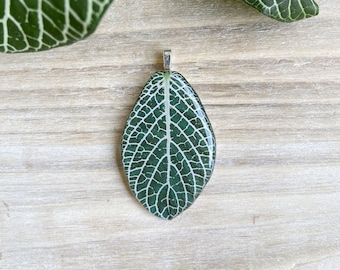 White Nerve Plant Pendant, Leaf Pendant, Houseplant Jewelry, Plant Gifts, Fittonia Plant, Plant Lover Gift, Botanical Pendant, Green Pendant