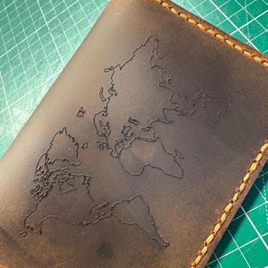 Personalisierte Leder Passport Cover: Gravierte Reisebrieftasche