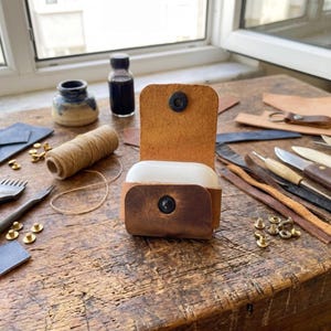 Étui AirPods en cuir personnalisé, coque gravée sur mesure, cuir Crazy Horse fait main
