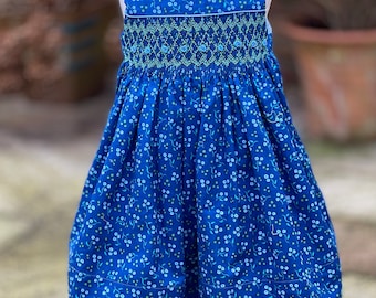 Belle robe bébé sans manches en coton Liberty bleu smocké à la main. 2/3 ans