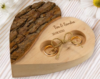 Corazón de madera para alianzas de boda con personalización.