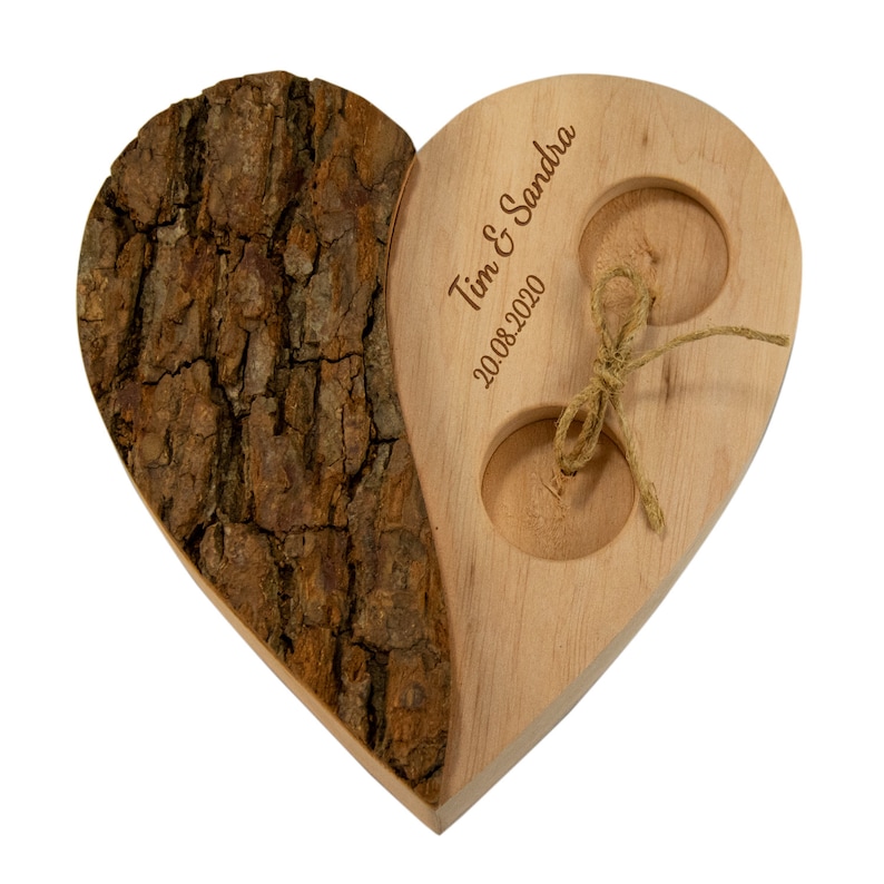 Corazón de madera para alianzas de boda con personalización. imagen 2