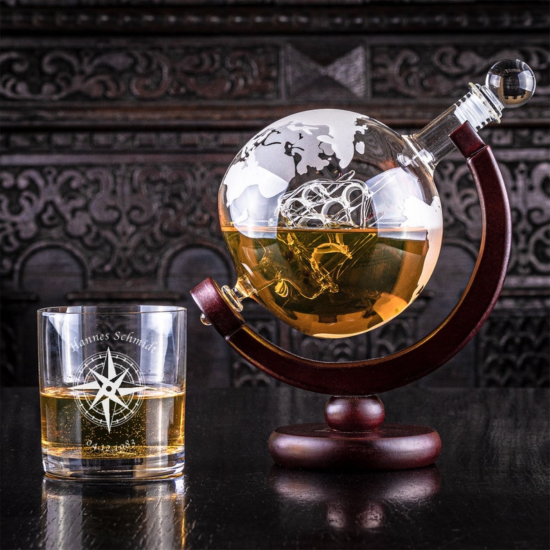 Glaskaraffe Globus für Whisky Personalisiertes Whiskyglas mit Kompass Edler Dekanter mit Segelschiff mit maritimem Motiv Geschenk Bild 4