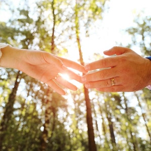 Corazón de madera para alianzas de boda con personalización. imagen 9