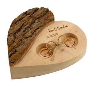 Corazón de madera para alianzas de boda con personalización. imagen 3