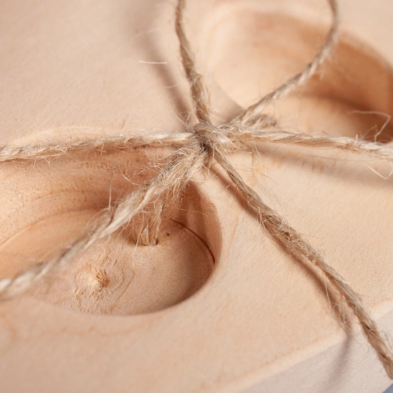 Corazón de madera para alianzas de boda con personalización. imagen 6