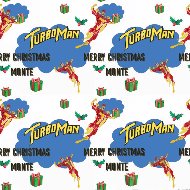 Puede incluir: Papel de regalo blanco con un patr&oacute;n repetido con el texto "TURBOMAN" en amarillo, un superh&eacute;roe rojo y amarillo, cajas de regalo verdes y las frases "MERRY CHRISTMAS" y "MONTE" en negro.