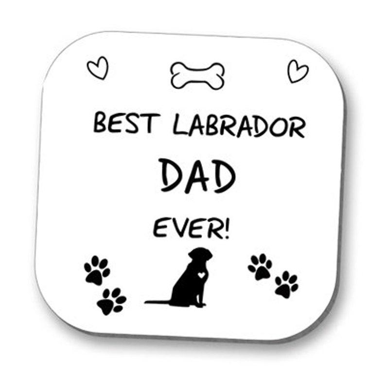 Może przedstawiać: Biały podkładka z czarnym tekstem, kt&oacute;ry brzmi "Best Labrador Dad Ever!" z czarną sylwetką labradora i odciskami łap.