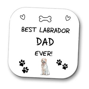 Może przedstawiać: Biały kwadratowy podkładka z czarnym tekstem, kt&oacute;ry brzmi "Best Labrador Dad Ever!" z czarno-białym śladem łapy po obu stronach i czarno-białą ilustracją labradora w środku.
