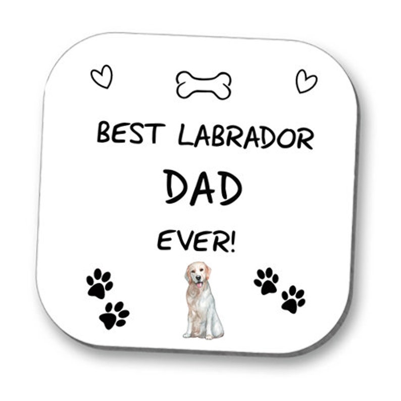 Może przedstawiać: Biały kwadratowy podkładka z czarnym tekstem, kt&oacute;ry brzmi "Best Labrador Dad Ever!" z czarno-białym śladem łapy po obu stronach i czarno-białą ilustracją labradora w środku.