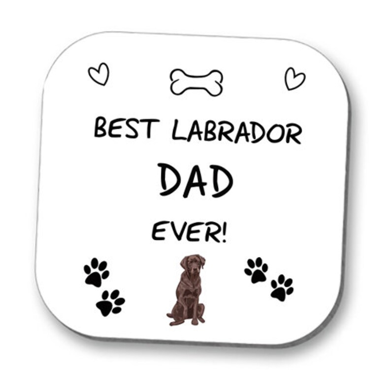 Może przedstawiać: Biały kwadratowy podkładka z czarnym tekstem, kt&oacute;ry brzmi "Best Labrador Dad Ever!" z ilustracją brązowego labradora retrievera i wzorami odcisk&oacute;w łap.