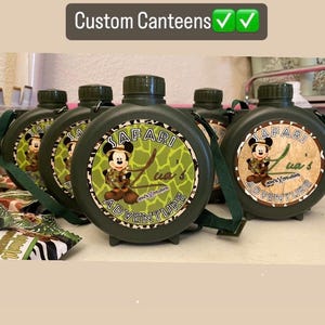 Puede incluir: Un letrero de madera rústico con el texto "Welcome to our home" en un estilo manuscrito. El letrero presenta un acabado envejecido y un diseño sencillo y acogedor, para la entrada.