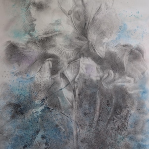 Könnte beinhalten: Eine abstrakte Bleistift- und Aquarellarbeit mit einer Figur und floralen Elementen. Das Kunstwerk verwendet Grautöne, Blau und Lila. Der Stil erinnert an eine Skizze mit sichtbaren Bleistiftlinien und Aquarellspritzern.