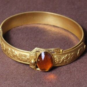 Beautiful art nouveau buckle bracelet, rich gold tone, oval glass set, raised design, A-1 condition