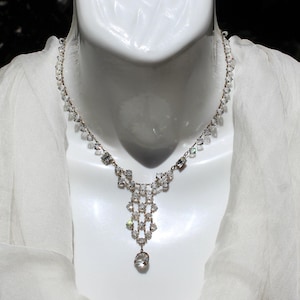 チェコクリスタルのラベリアネックレス、署名入り、1920年代から30年代のヴィンテージ、繊細な花飾りデザイン、かわいらしい外観、良好な状態