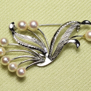 Lovely cultured PEARL sterling pin/brooch, stamped, floral look, vintage, mint condition, eight pearls, 6.3 grams, A-1 condition