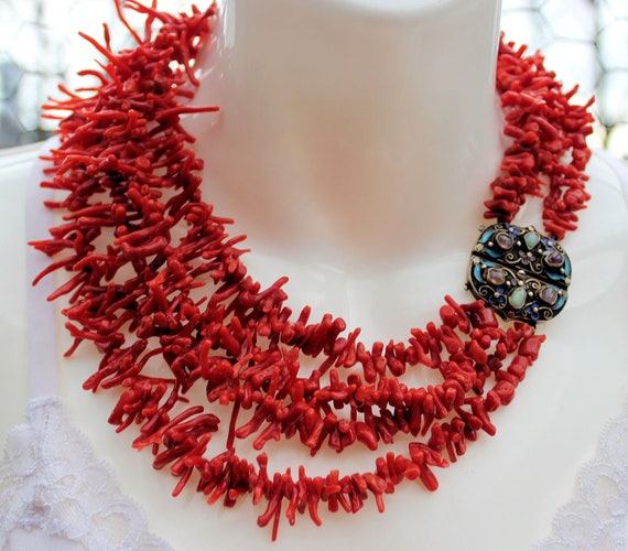 1950s Graduated White Coral Bead Necklace Beads For Sale at