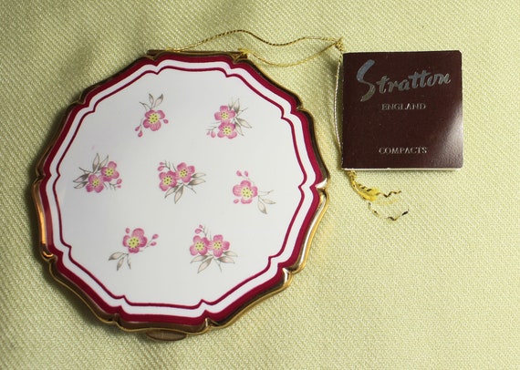 Stratton compact, vintage 1960s, red edging with … - image 6