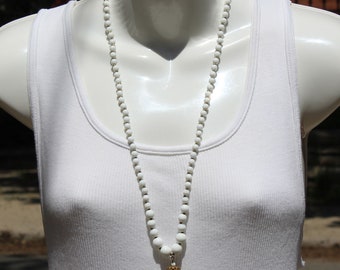 サイン入り MIRIAM HASKELL ミルクガラスネックレス、27 インチ、1950