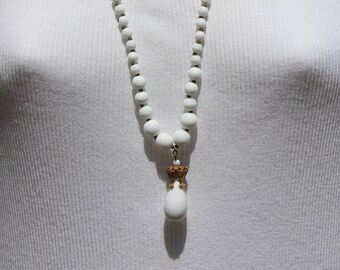 サイン入り MIRIAM HASKELL ミルクガラスネックレス、27 インチ サイン入り MIRIAM HASKELL ミルクガラスネックレス、27 インチ