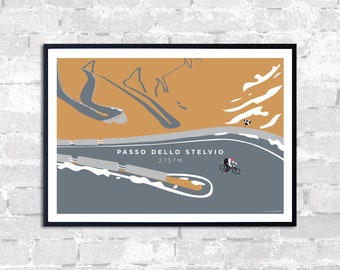 Może przedstawiać: Oprawiony wydruk artystyczny przedstawiający stylizowaną ilustrację Passo dello Stelvio, słynnej przełęczy górskiej. Grafika przedstawia kolarza na krętej drodze, z tekstem "Passo dello Stelvio 2757M". Paleta kolorów obejmuje odcienie pomarańczowego, szarego i białego.