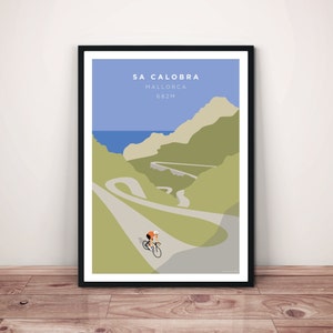 以下が含まれることがあります： 山道を蛇行する道を自転車に乗った人が登っている、ミニマルなイラストが描かれたポスター。ポスターのタイトルは「サ・カロブラ、マヨルカ、682m」。