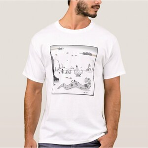 以下が含まれることがあります： 白地に、恐竜やその他の生き物が描かれた漫画の風景の白黒イラストがプリントされたTシャツ。イラストは正方形の枠の中に収められています。