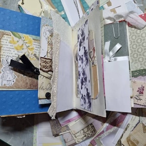 Fascio di carta di scarto, ritagli di carta casuali, miscela di carta di 50, ritagli casuali di carte decorative e vintage, raccolta di carta di scarto di 50