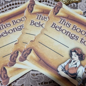 "This Book Belongs To" Aufkleber, großer Vintage-Aufkleber ""This Book Belongs To"", Aufkleber ""This Book Belongs To""."