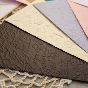 Paquet de papier gaufré / Lot de couleurs assorties en relief / Lot de papiers décoratifs / Paquet de papier pour journal / Assortiment de motifs en relief