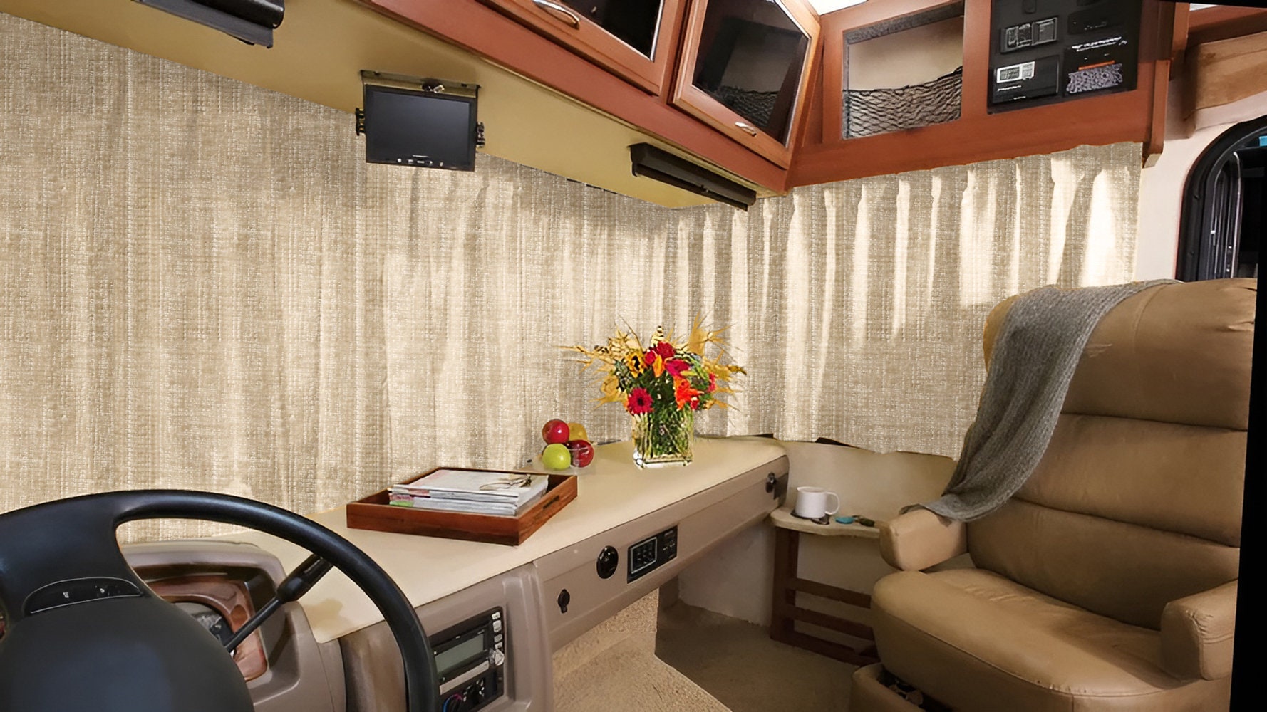 Cortinas para parabrisas de vehículos recreativos, hechas a medida y listas para usar.