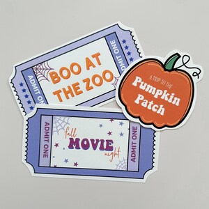 Puede incluir: Tres pegatinas con temática de Halloween. Una es una calabaza naranja con el texto "A Trip to the Pumpkin Patch". Dos son boletos morados que dicen "Boo at the Zoo" y "Fall Movie Night".