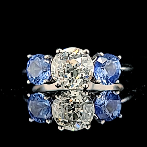 3.06 carat vintage platinum three-stones  sapphire