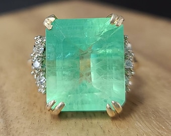 Vintage 14K yellow Gold engagement  Ring 16.95CT. Natural Green Colombia Emerald